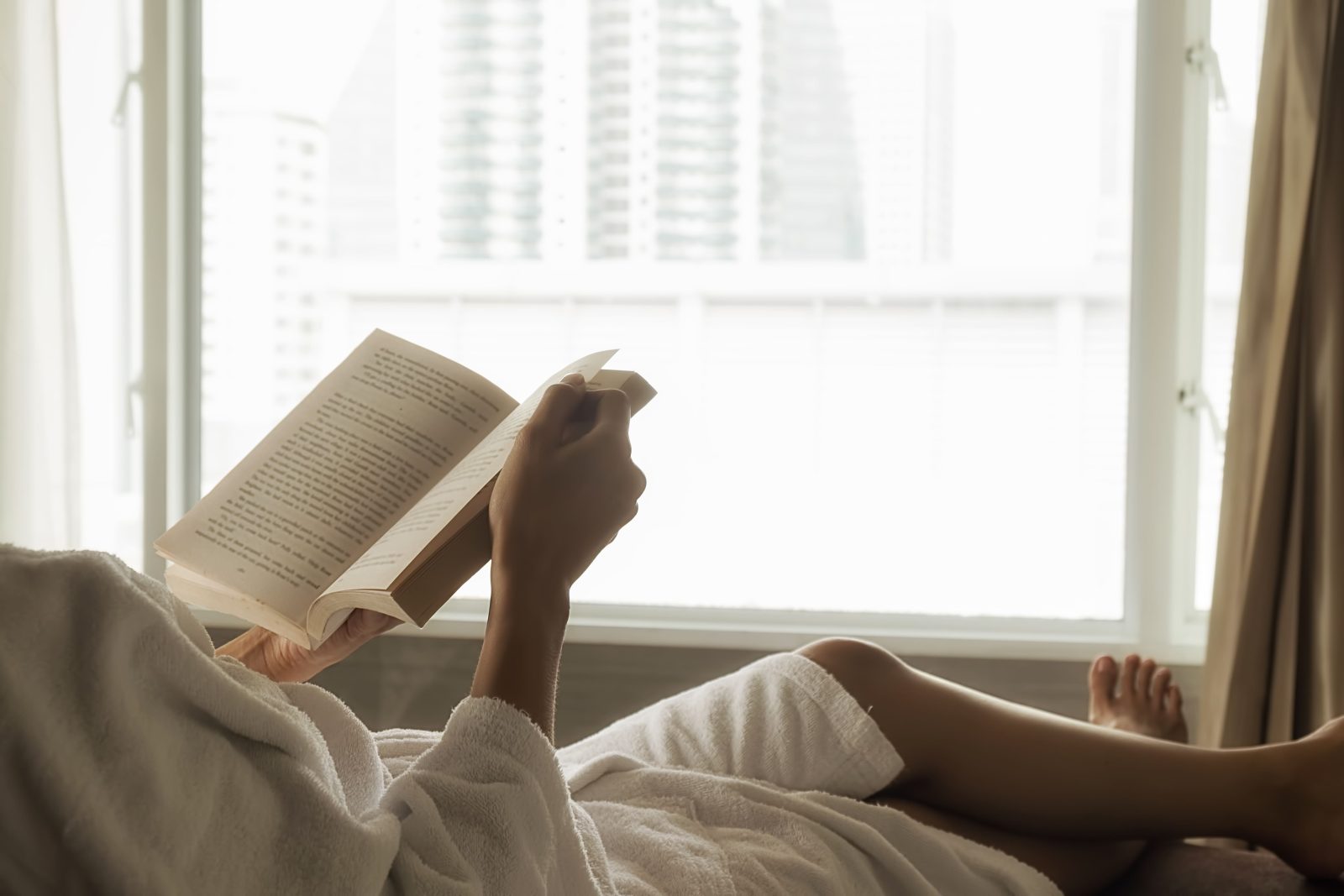 relaxation-cup-reading-bed-adult-winter 1